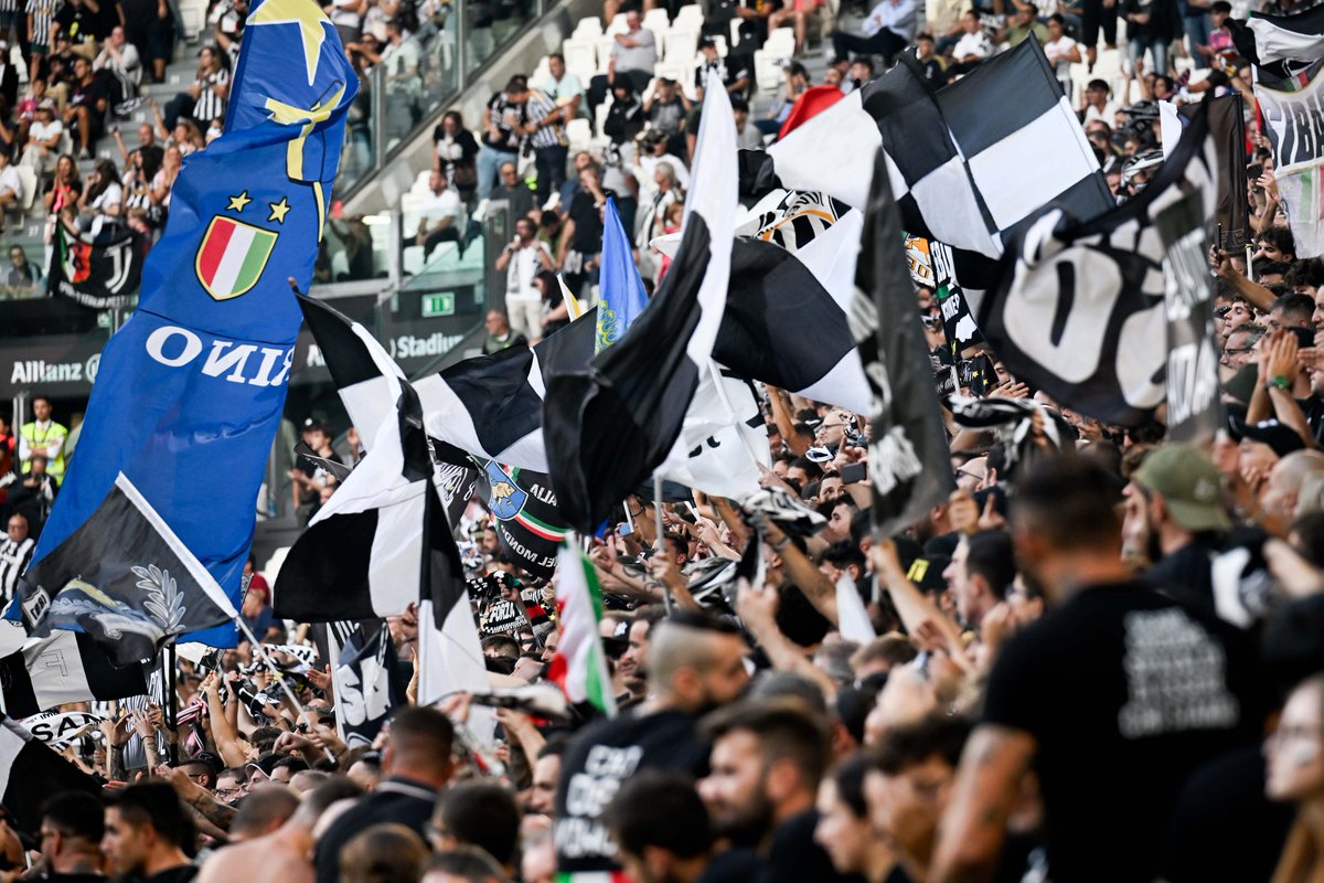 Juventusfcar's tweet image. لليوفي جينا... من كل مدينة 🏴🏳️