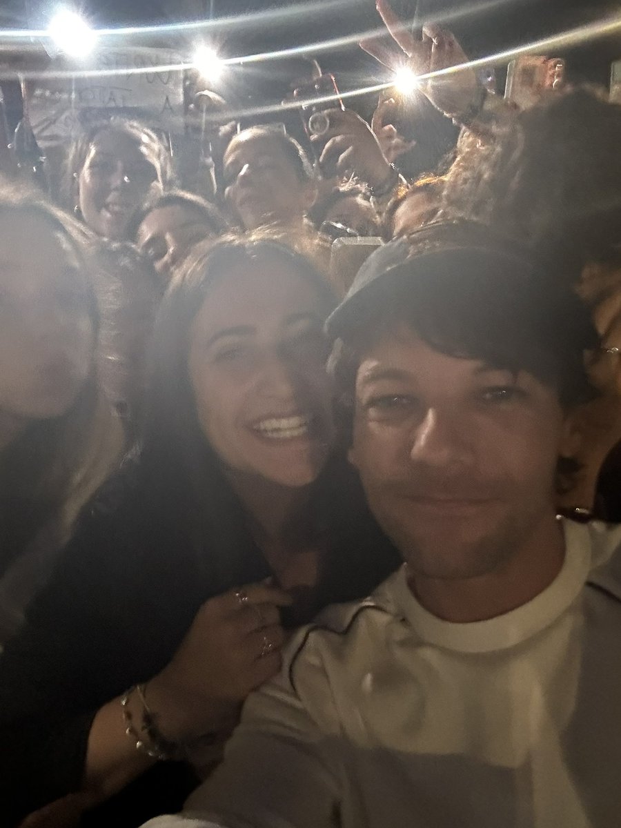OT5Dailys's tweet photo. Louis Tomlinson wrote a "Two of us" tattoo for a fan!
via @nogoodbbyes https://t.co/PFTVgGyE86