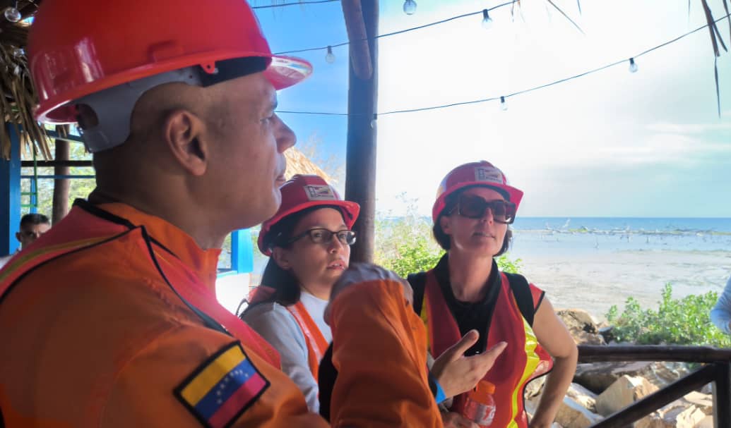 Bolipuertos__ve's tweet photo. Iniciamos el recorrido por las instalaciones del @Puerto_Guamache, en donde la visita técnica de la IALA constata las excelentes condiciones de faros y boyas, demostrándo al mundo que los Puertos venezolanos brindan seguridad marítima y cumplen con los estándares  internacionales https://t.co/cjFiYnYj9f
