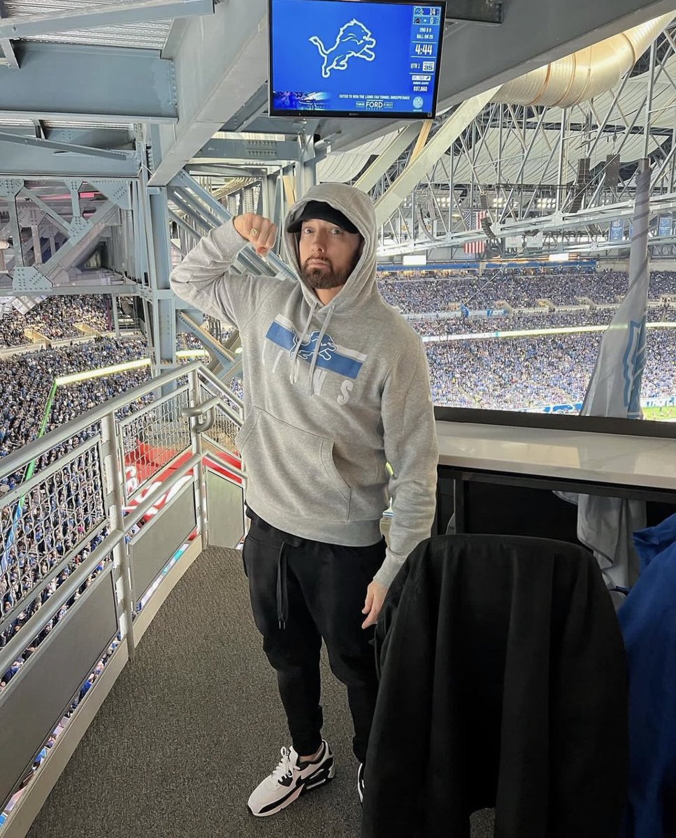 Eminemfiless's tweet photo. New picture of Eminem at the Detroit Lions game in Ford Field stadium! https://t.co/B7KFEhlhjn