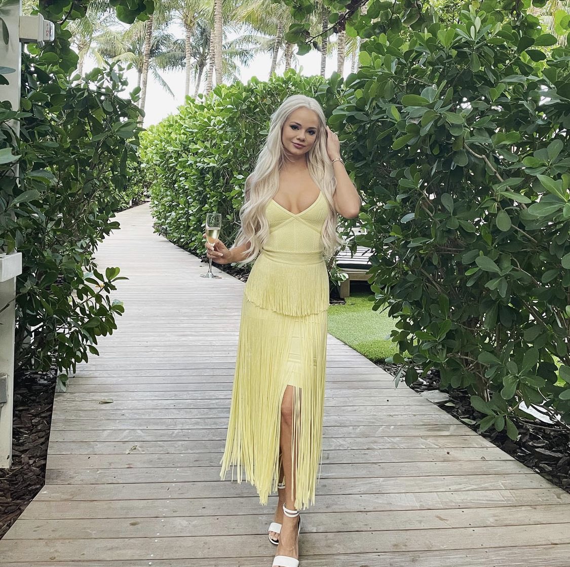 What’s your best wine? Maybe that’s what I’m having💛😊🥰 🥂 
.
.
.
.
.
💛💚