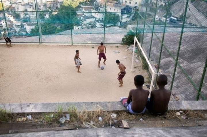 apenas_favela's tweet photo. Aproveita irmão, essa época passa tão rápido. 😔💔 https://t.co/XCJeGMLEWj