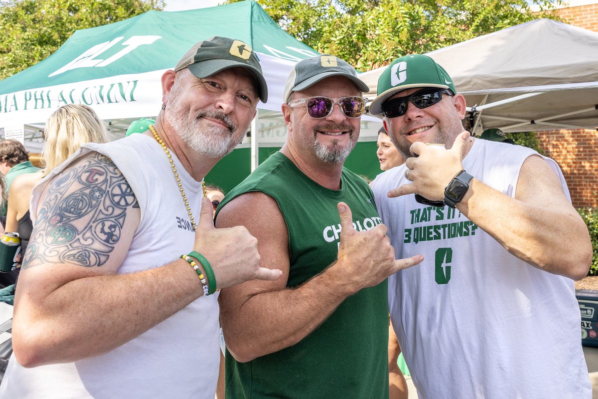 49erAlumni's tweet photo. Rob Dibble ’95, a die-hard 49er fan, and his tricked-out ambulance coined “The @Normbulance” have made him a local legend in the tailgating universe. 🤙

Learn more about the life of the party  ➡️ https://t.co/wTbfurxHh2 https://t.co/jrWKddQC3v