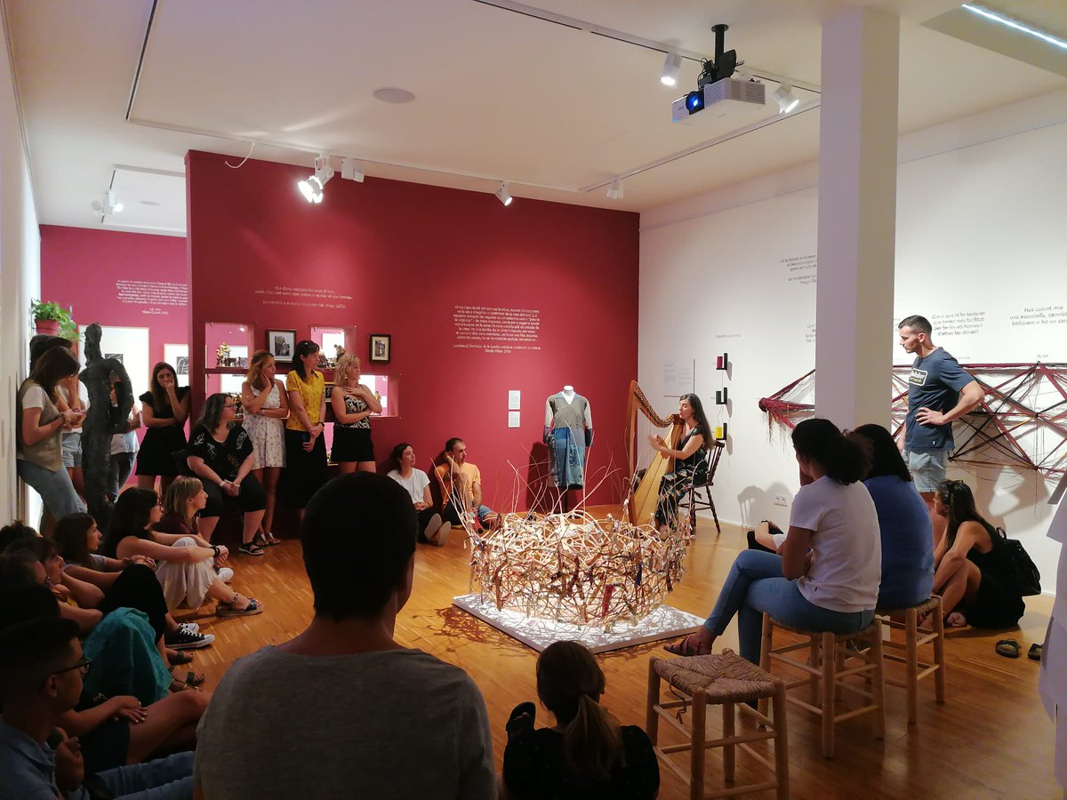 zer_conca's tweet photo. Iniciem el curs al MVR, amb una visita musicada a l'exposició TROS DE DONA. Les paraules de l'Anna Maria Andavert  i la música de l'Anna Amigó. Aquest curs el recorrerem amb MÚSICA fent-nos reflexions que no ens han de deixar indiferents.
#MVR #ZerConca #musica #trosdedona https://t.co/UYKeXKFiue