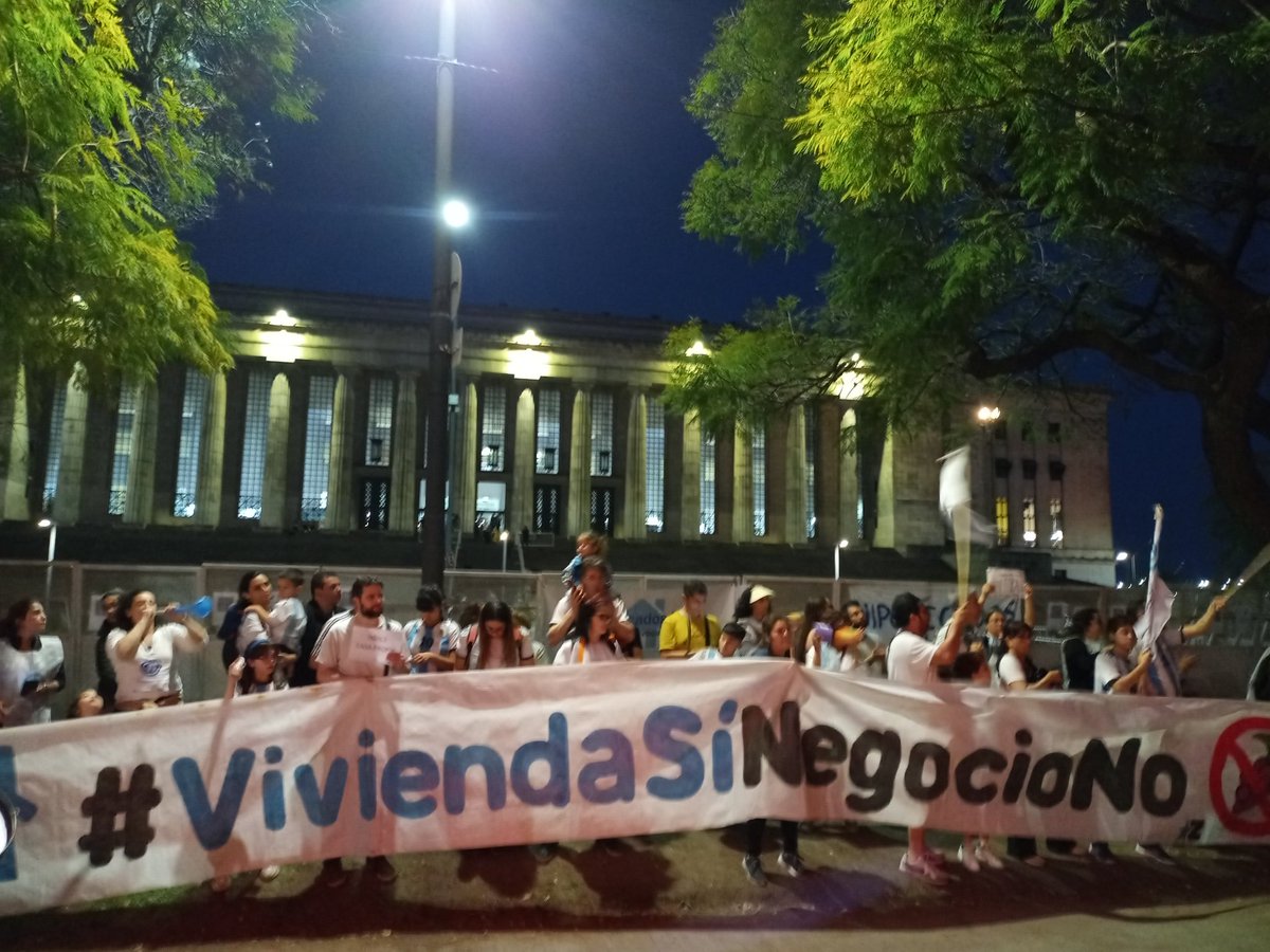 Basta de #UsuraUVA !!! Las familias trabajadoras #HipotecadosUVA defendemos nuestro derecho a la vivienda. #Debate2023