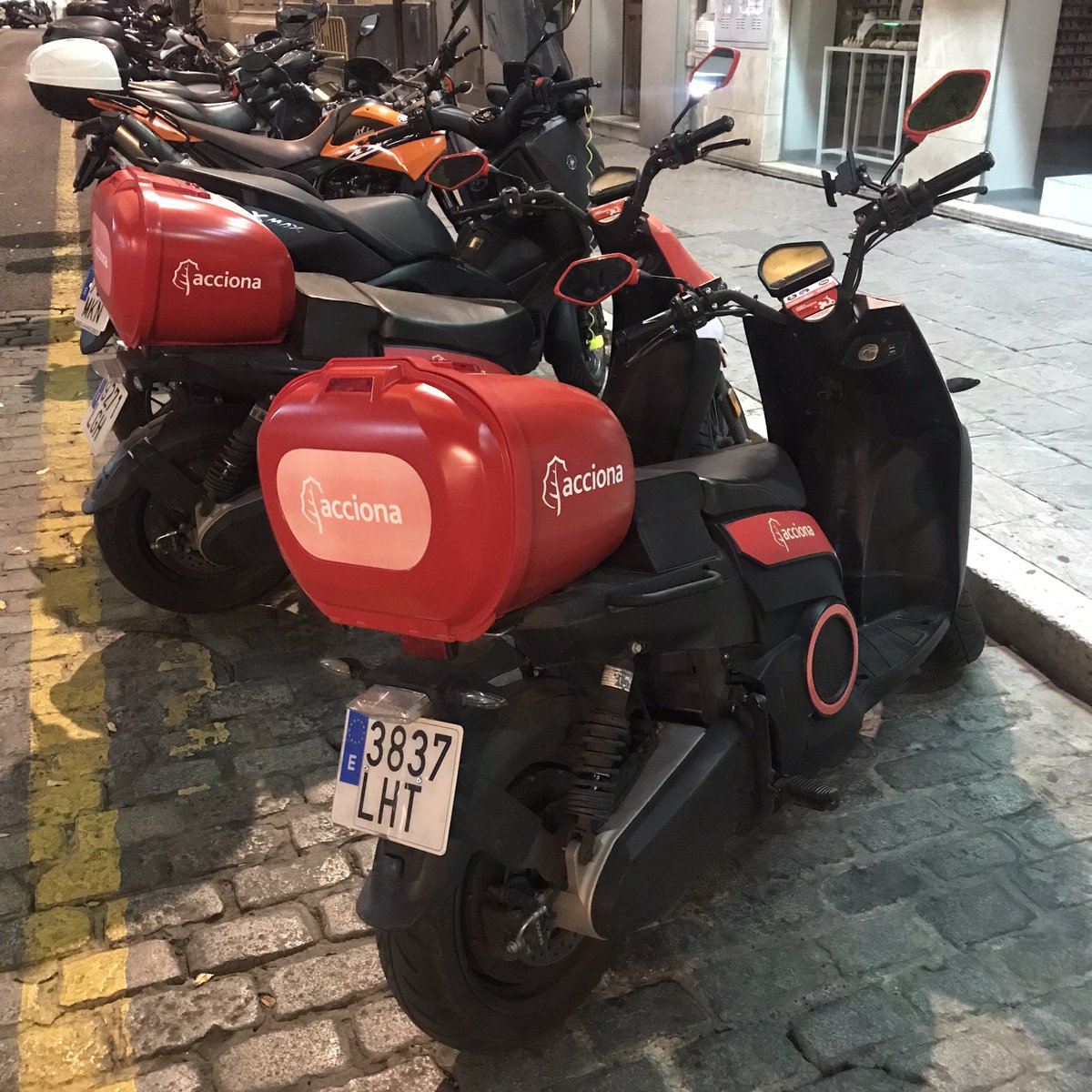 Steeds weer leuk, lokale #deelmobiliteit onderzoeken tijdens de vakantie. In Spanje - Sevilla - zien we voor het eerst een #deelmotor! Acciona biedt naar eigen zeggen 12.000 deelmotoren aan in 8 steden in Spanje en Milaan. Kan dat in NL ook wat zijn?