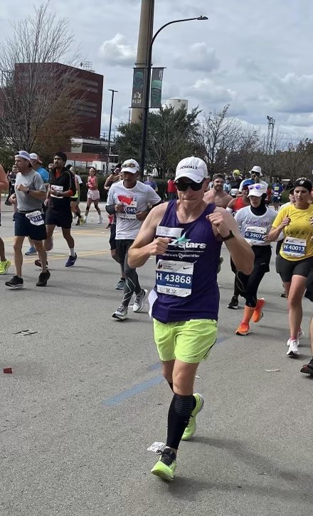 alzassociation's tweet photo. Retweet to help us celebrate the 342-strong Team #ALZStars for running the @ChiMarathon today! They have raised over $750K (and counting) for Alzheimer's care, support, and research. #ENDALZ #ChicagoMarathon https://t.co/uaQBZu1K7F