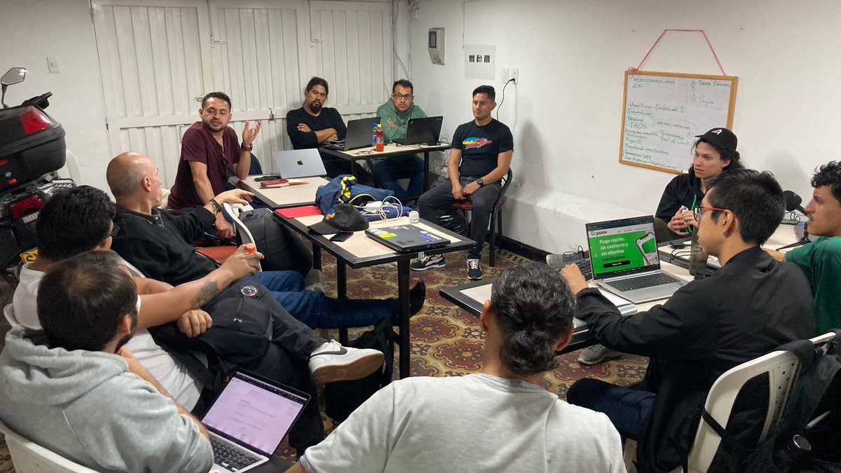 ethcobogota's tweet image. ¡En #ethbogota no paramos!👊🏽
Y lo que se viene esta on 🔥

Los #hackers 👨🏻‍💻formados en la primer cohorte de #SpeedRunEthereum,  dirigido por nuestro #crack  @salviega; y los primeros graduados del curso de Solidity en alianza con @ethkipu, dictado por el #DataScientists @oriojas😮‍💨