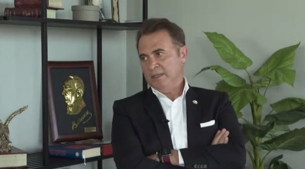 Feyza1903JK's tweet photo. Fikret Orman :  "Ercan Abi sen bilirsin. Sen eski Beşiktaşlısın. Sen bugüne kadar renklilerin kardeş olduğunu gördün mü? Ben onları kardeş yaptım"
GOAT https://t.co/E7Ia2mT5GJ