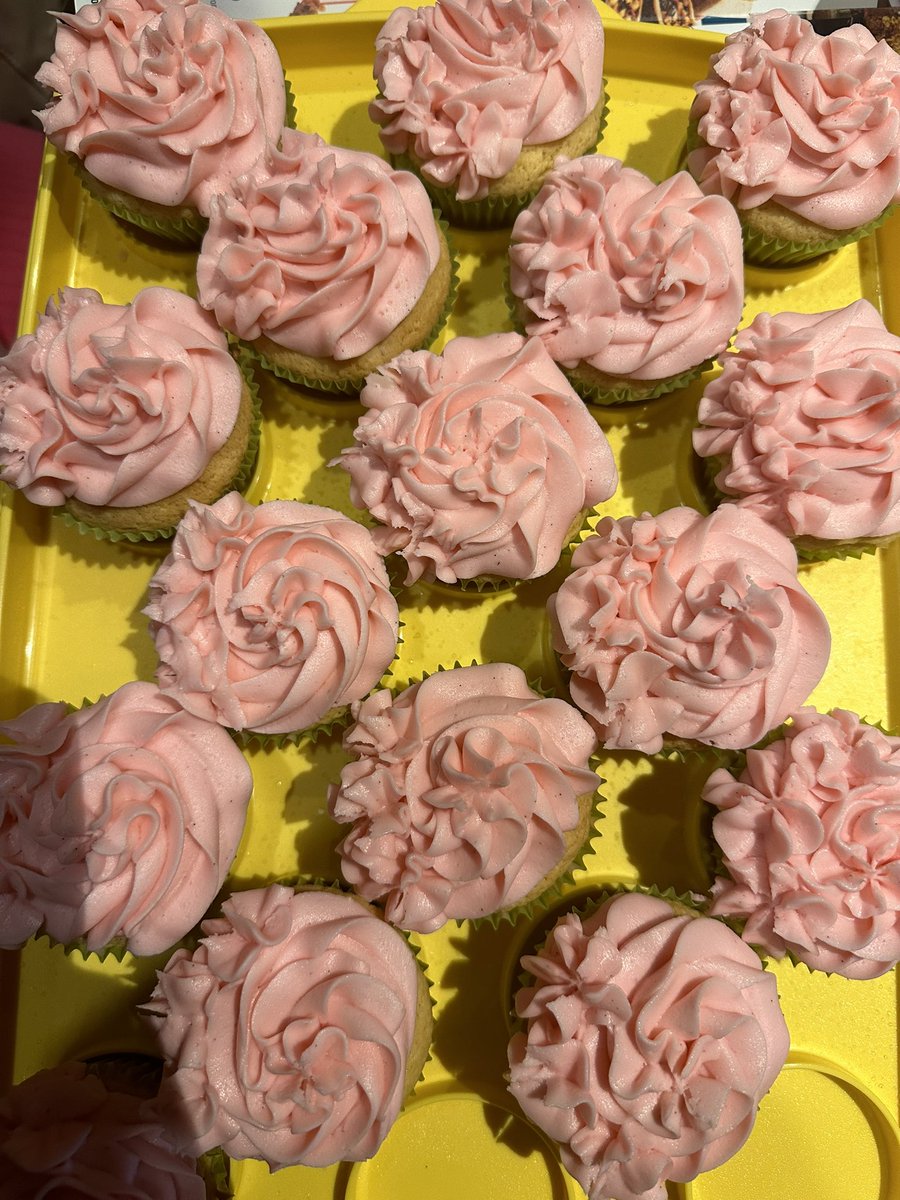 Josey1795's tweet photo. Cupcake day!!! #cgc #chilislove 
My Team member Maggie made home made cupcakes! ❤️❤️❤️ https://t.co/ZKMftPg9jr