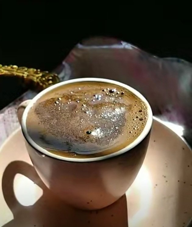 ماتت الرجوله  عندما  اصبحت الام  تموت
       عند بناتها.........
وهي لديها  عشرة أبناء  يعبدون نسائهم 👌