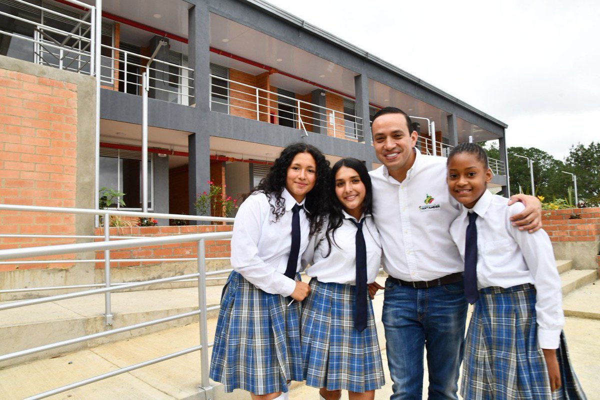 MAguilarHurtado's tweet photo. Dignificar las instituciones educativas es potenciar el conocimiento de niños, niñas, adolescentes y jóvenes.🧒🏻 Por eso, me llena de satisfacción inspeccionar la culminación de la ampliación de la sede principal del Colegio Sergio Ariza de #Sucre. https://t.co/KHrK0JDkvi