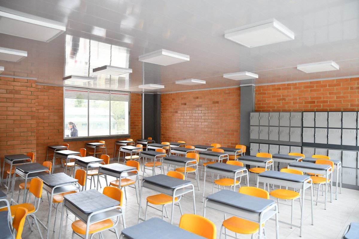 MAguilarHurtado's tweet photo. Dignificar las instituciones educativas es potenciar el conocimiento de niños, niñas, adolescentes y jóvenes.🧒🏻 Por eso, me llena de satisfacción inspeccionar la culminación de la ampliación de la sede principal del Colegio Sergio Ariza de #Sucre. https://t.co/KHrK0JDkvi