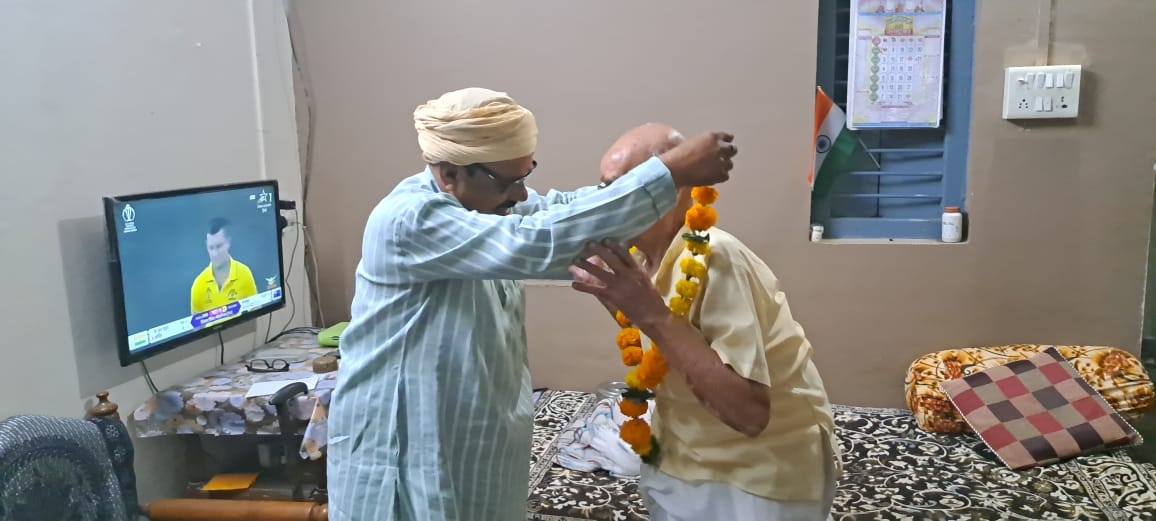 manumishrainc's tweet photo. वरिष्ठ नागरिकों के सम्मान समारोह की श्रृंखला में जिला कांग्रेस के महामंत्री भाई संजय सेठ जी के पिता वरिष्ठ कांग्रेसी एवं मार्गदर्शक, समाजसेवी सेठ श्री लक्ष्मीचंद जैन जी (91वर्ष) का निवास पर पहुँचकर सम्मान पत्र भेंट किया।। https://t.co/7Q0nCZSKU9