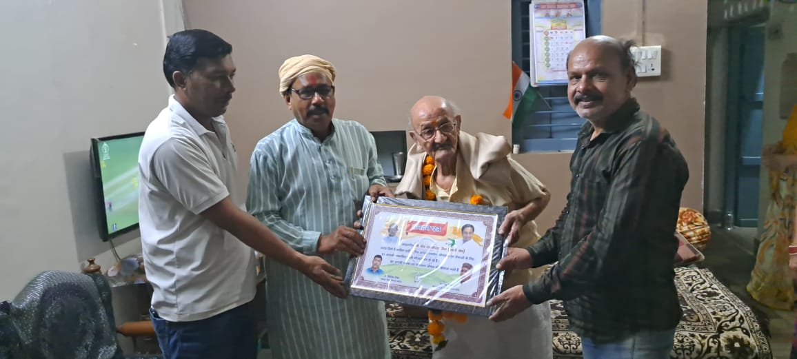 manumishrainc's tweet photo. वरिष्ठ नागरिकों के सम्मान समारोह की श्रृंखला में जिला कांग्रेस के महामंत्री भाई संजय सेठ जी के पिता वरिष्ठ कांग्रेसी एवं मार्गदर्शक, समाजसेवी सेठ श्री लक्ष्मीचंद जैन जी (91वर्ष) का निवास पर पहुँचकर सम्मान पत्र भेंट किया।। https://t.co/7Q0nCZSKU9