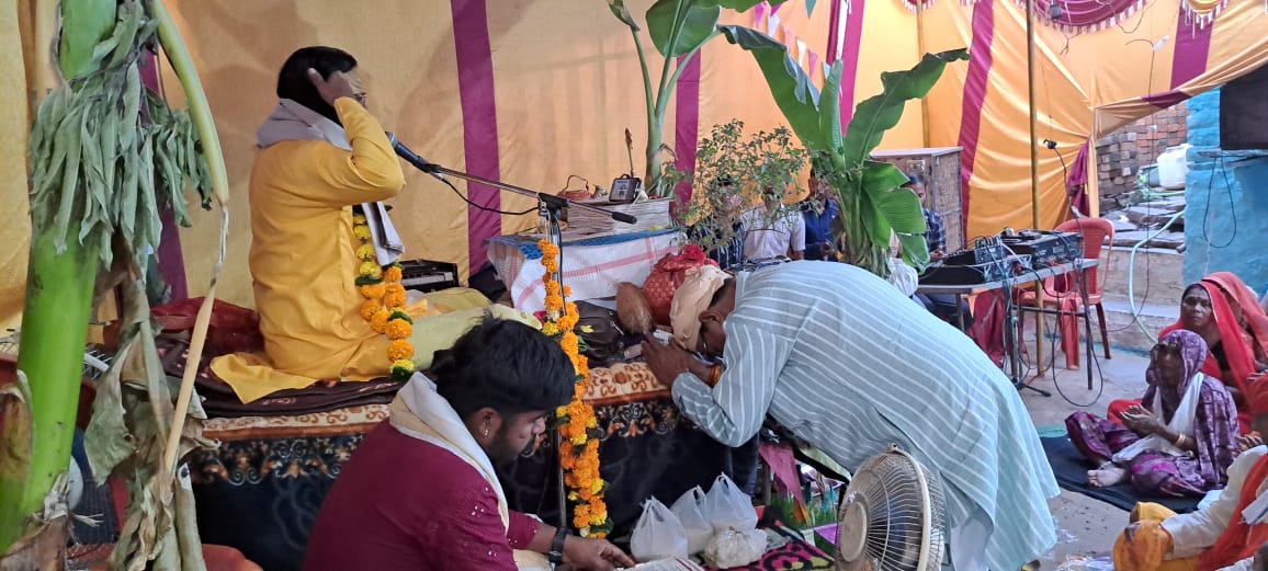 manumishrainc's tweet photo. आज ग्राम अर्थखेड़ा में पं.श्री पंडित श्री गिरीश चौबे जी के निवास पर श्री पंडित चक्रेश महाराज के द्वारा की जा रही श्रीमद् भागवत कथा में समस्त साथिजनों सहित सम्मिलित होकर धर्मलाभ अर्जित किया।। https://t.co/ybMO9NZsVX