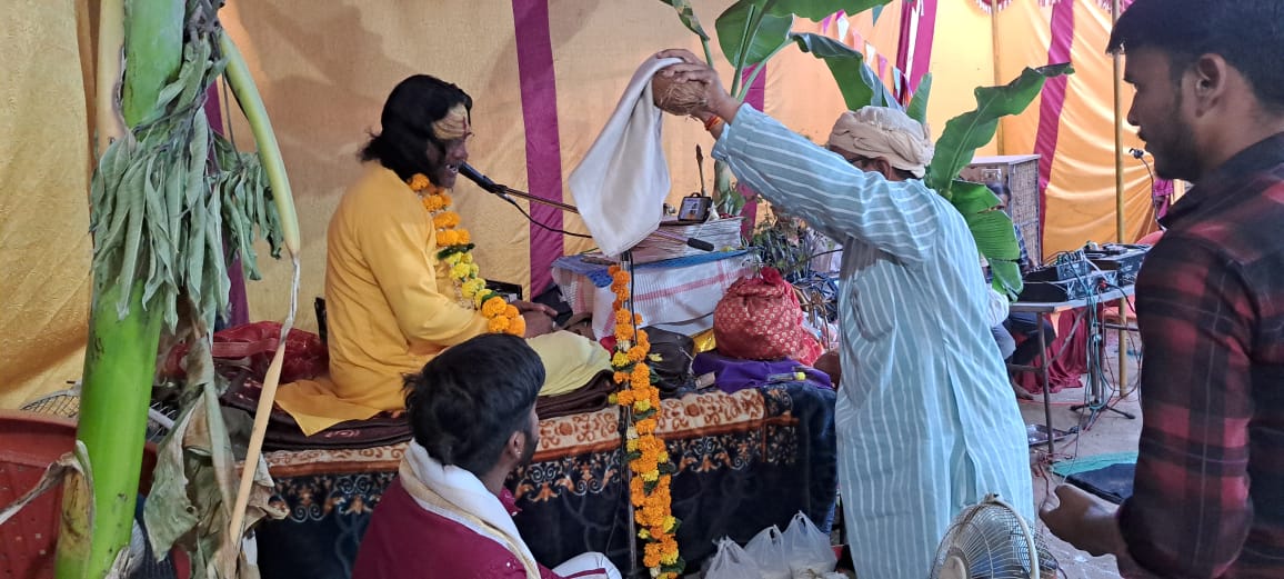 manumishrainc's tweet photo. आज ग्राम अर्थखेड़ा में पं.श्री पंडित श्री गिरीश चौबे जी के निवास पर श्री पंडित चक्रेश महाराज के द्वारा की जा रही श्रीमद् भागवत कथा में समस्त साथिजनों सहित सम्मिलित होकर धर्मलाभ अर्जित किया।। https://t.co/ybMO9NZsVX