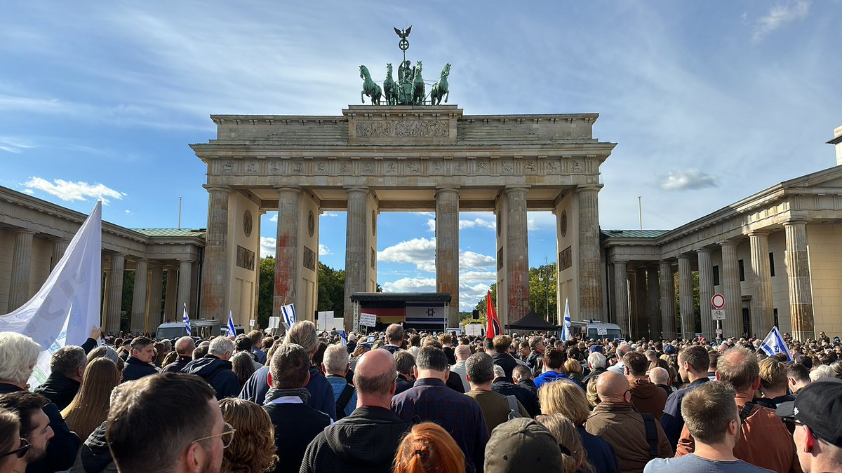 johnwboer's tweet photo. Wichtige Solidaritätsbekundung mit 🇮🇱 heute am Brandenburger Tor. Jetzt muss sich der Satz von der Sicherheit Israels als Teil der deutschen Staatsräson auch in konkrete Taten übersetzten. Dazu gehört auch eine andere Iranpolitik. #Israel_under_attack #WeStandWithIsrael https://t.co/wZDqsGkjxx