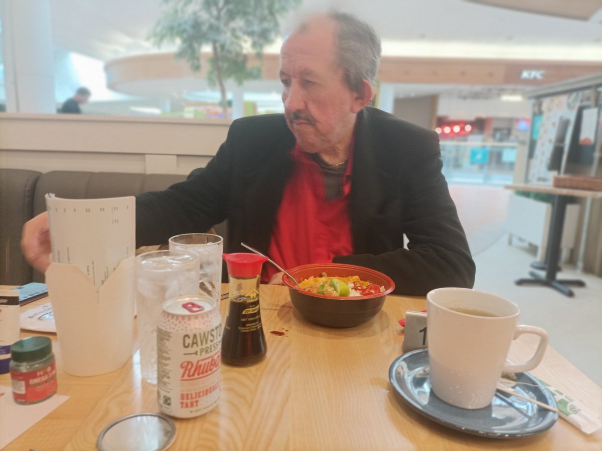 lorraine_warde's tweet photo. I took these #photos of @AndyJenkin6 enjoying his #trulyscrumptious #panasian inspired #kingprawntaicoconutcurry 😜😜😜 &amp;Andy said it was 1 of the #bestmeals he's #everhad #chantryplaceshoppingcentre #norwich 💛 💚 💛
#aristocraticandy No #knifeandforks until I took some #photos https://t.co/Cu9Uup4CtN