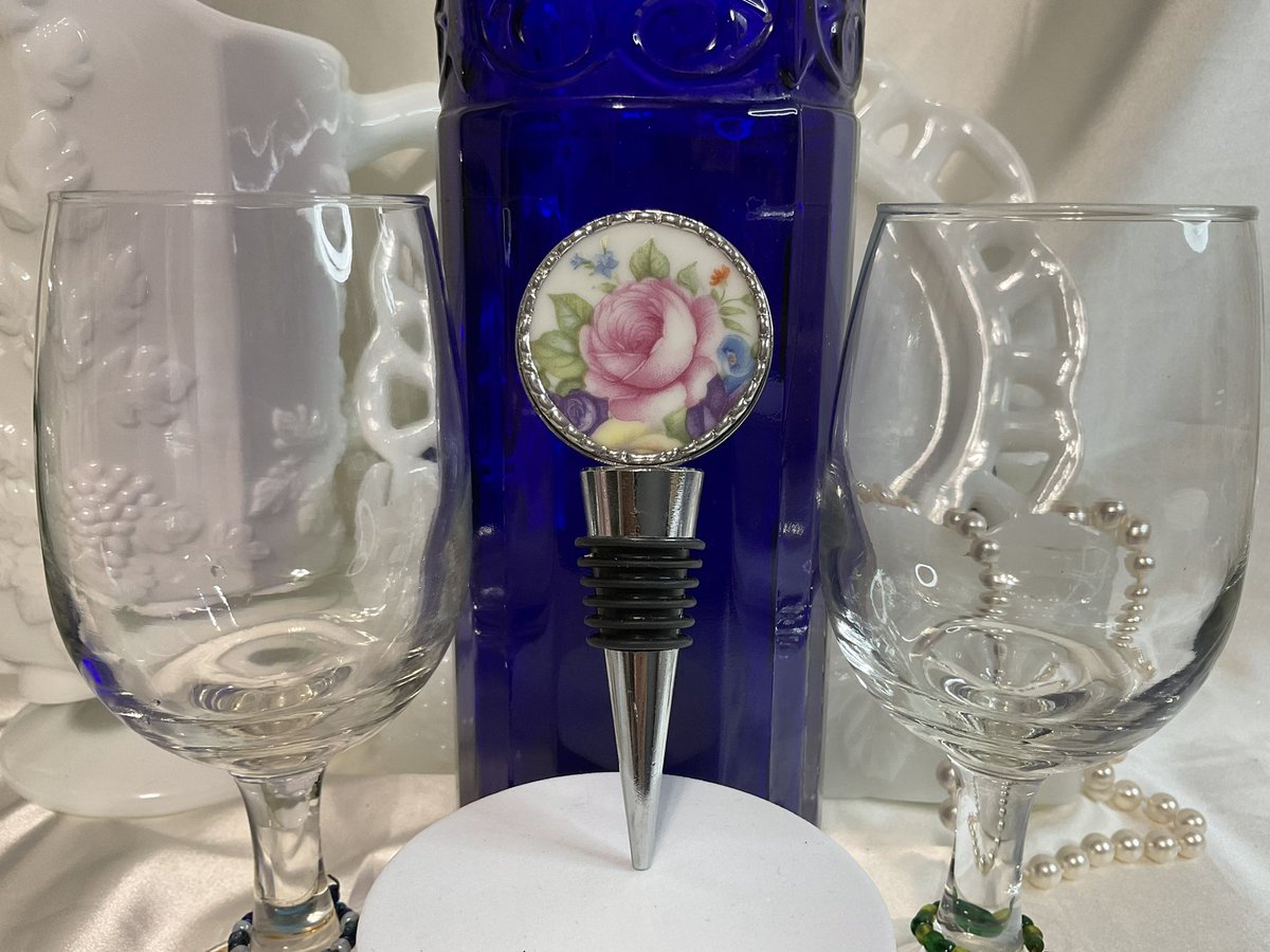 #wine
#winestopper
#brokenchinajewelry
Would love to do a custom order for you if you have an extra plate that has a chip or crack in it. Check us out at PandGPanoply.Etsy.com