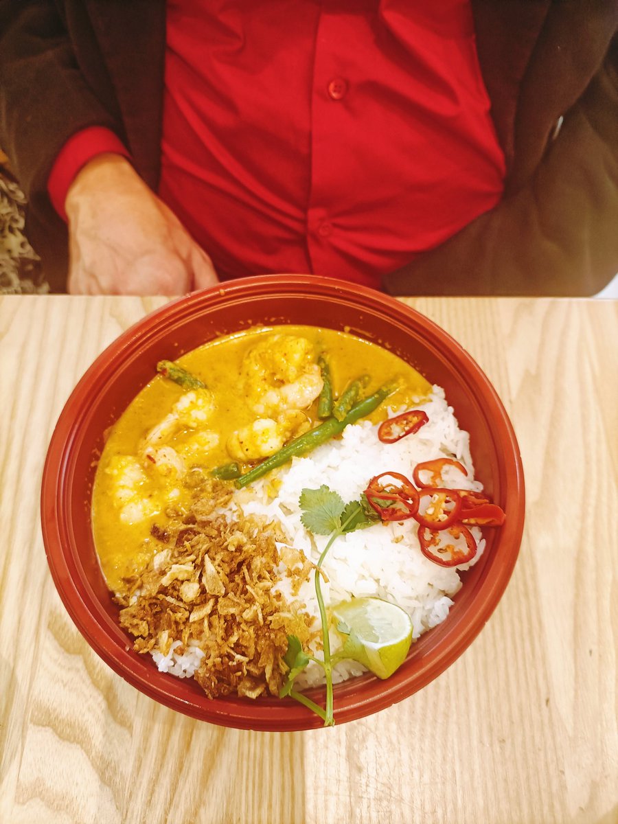 I took these #photos of @AndyJenkin6 enjoying his #trulyscrumptious #panasian inspired #kingprawntaicoconutcurry 😜😜😜 &Andy said it was 1 of the #bestmeals he's #everhad #chantryplaceshoppingcentre #norwich 💛 💚 💛
#aristocraticandy No #knifeandforks until I took some #photos