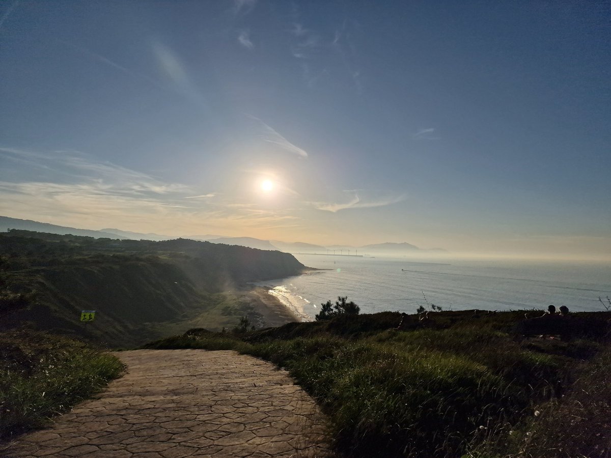 iparatx's tweet photo. Invertir en valor
Y para rematar la tarde, ronda por los acantilados de #PuntaGalea con los perretes (sigo de babysitter del pastor alemán) y poniéndome al día con el chaval mayor.
Sé que estas conversaciones son oro puro.
#Freyja #BorderCollie #Getxo #Sopelana https://t.co/YEui4gO75M