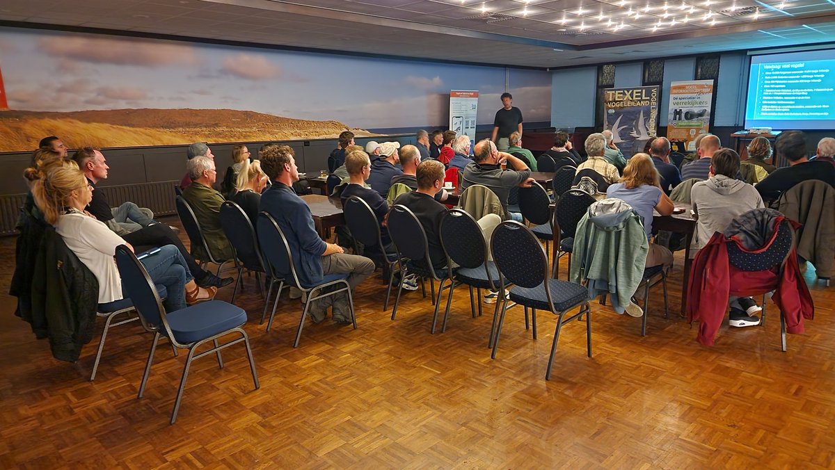 3e avond van het Dutch Birding Vogekweekend op Texel. Weer een volle zaal. Even terugblikken op de dag met Vincent Stork en Kiekendieven op leeftijd brengen met Marc Dijksterhuis. De winnaar van de soort van het weekend is Jeroen van Vianen met het ontdekken van de Blauwstaart