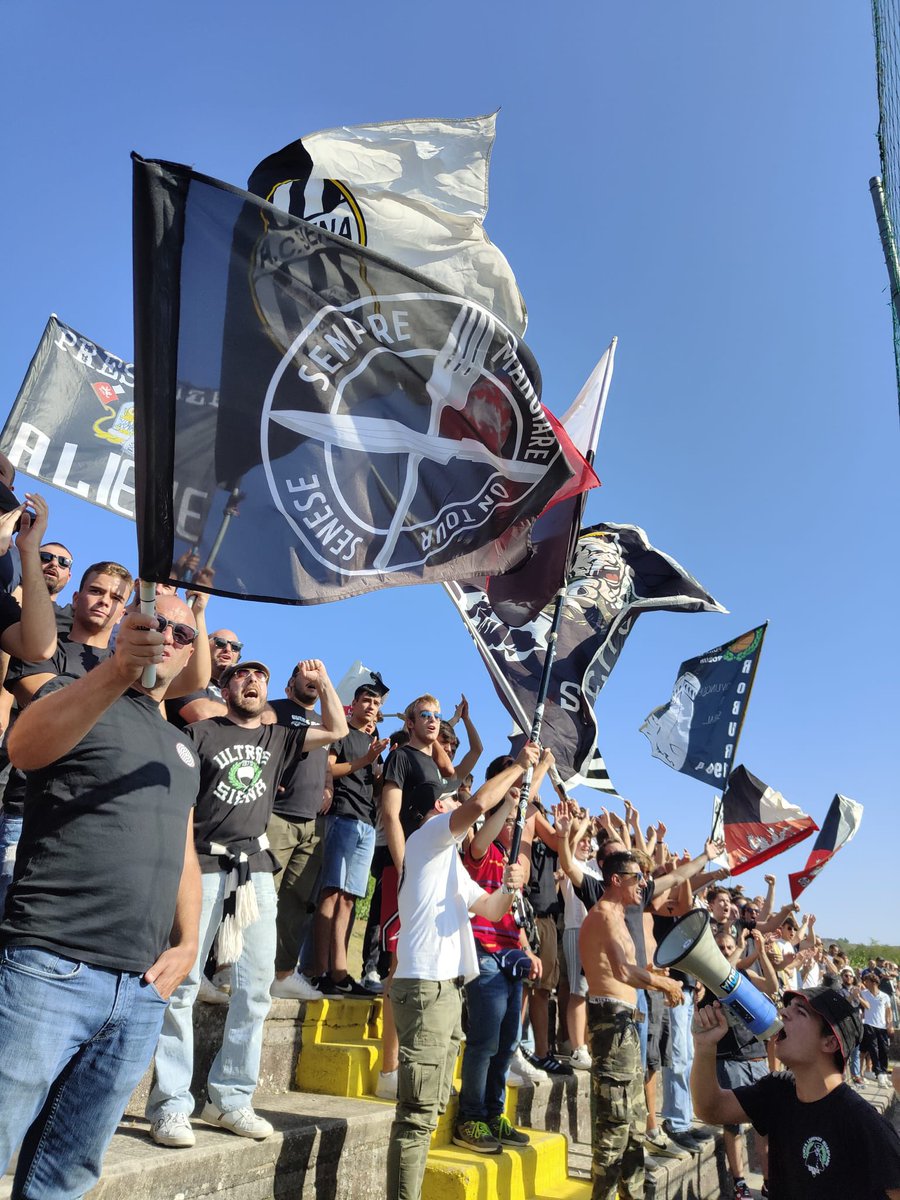 Tribuneklanten's tweet photo. 🇮🇹 Siena FC won ook haar 4e wedstrijd. #SienaFC #ForzaRobur #Siena https://t.co/VgutdjxFOw