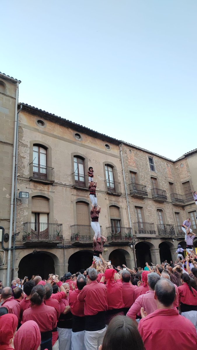 margeners's tweet photo. Aquest dissabte vam celebrar la nostra XVII Diada posant punt final a la nostra temporada castellera. Vam fer: 2pd4, 4d7, 3d7xs carregat, 5d6, pd5xs, 2pd4 i un pd4 amb folre de canalla. 

Ahir vam demostrar que som una gran colla, tant en actitud com en fets.💪🤎 https://t.co/OV52l7jQ9x