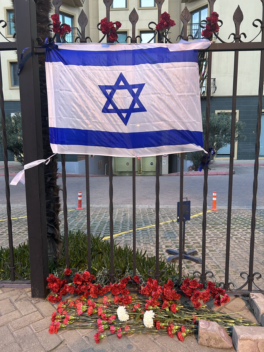 GeorgeDeek's tweet photo. Thank you to the Azerbaijani people for this heartfelt gesture of friendship 🇦🇿❤️🇮🇱

The flood of messages of love, the flowers at our embassy’s gate, the posts on social media - these give us strength in  this dark hour of our history. Thank you 🙏

We shall prevail 🇮🇱 https://t.co/HteQcKBkTH
