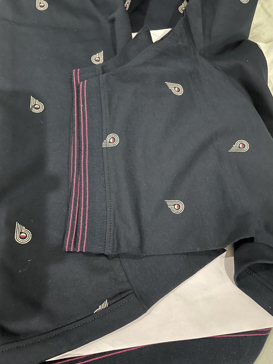 PitliyaVatan's tweet photo. Dear @allensolly , you  sell great clothes and can I know the reason behind having two different sizes of sleeves of either sides on the same tshirt?? I purchased this tshirt today , all is well and good except for the sleeve size which is different https://t.co/dDF8mnXCB3