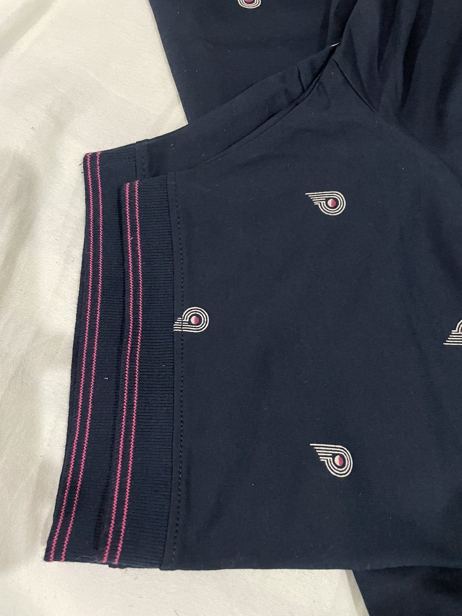 PitliyaVatan's tweet photo. Dear @allensolly , you  sell great clothes and can I know the reason behind having two different sizes of sleeves of either sides on the same tshirt?? I purchased this tshirt today , all is well and good except for the sleeve size which is different https://t.co/dDF8mnXCB3