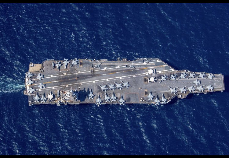 Le porte-avions américain #USSGeraldRFord (CVN-78) ainsi que les autres navires du #CarrierStrikeGroup12, qui comprend le croiseur de classe Ticonderoga USS Normandy (CG-60), ainsi que les destroyers de classe Arleigh Burke USS Ramage (DDG-61), USS McFaul (DDG-74) et USS