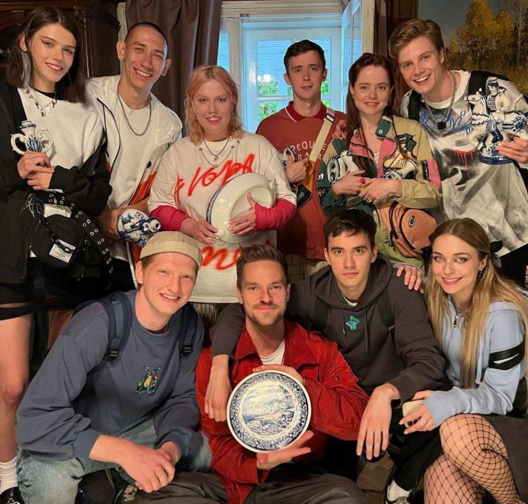 спиздили у кого-то сервиз и радуются. ну не дебилы ли.