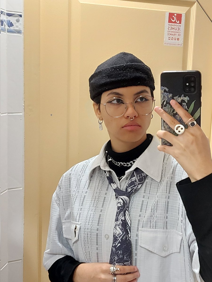 Chloextenuee's tweet photo. Drunk mirror selfies pour changer #LgbtqiaBeYourself https://t.co/d19zdWQkYF
