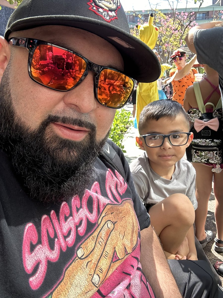 When your bring your kids to Disneyland but support your boys at the same time  #theacclaimed @PlatinumMax @Bowens_Official