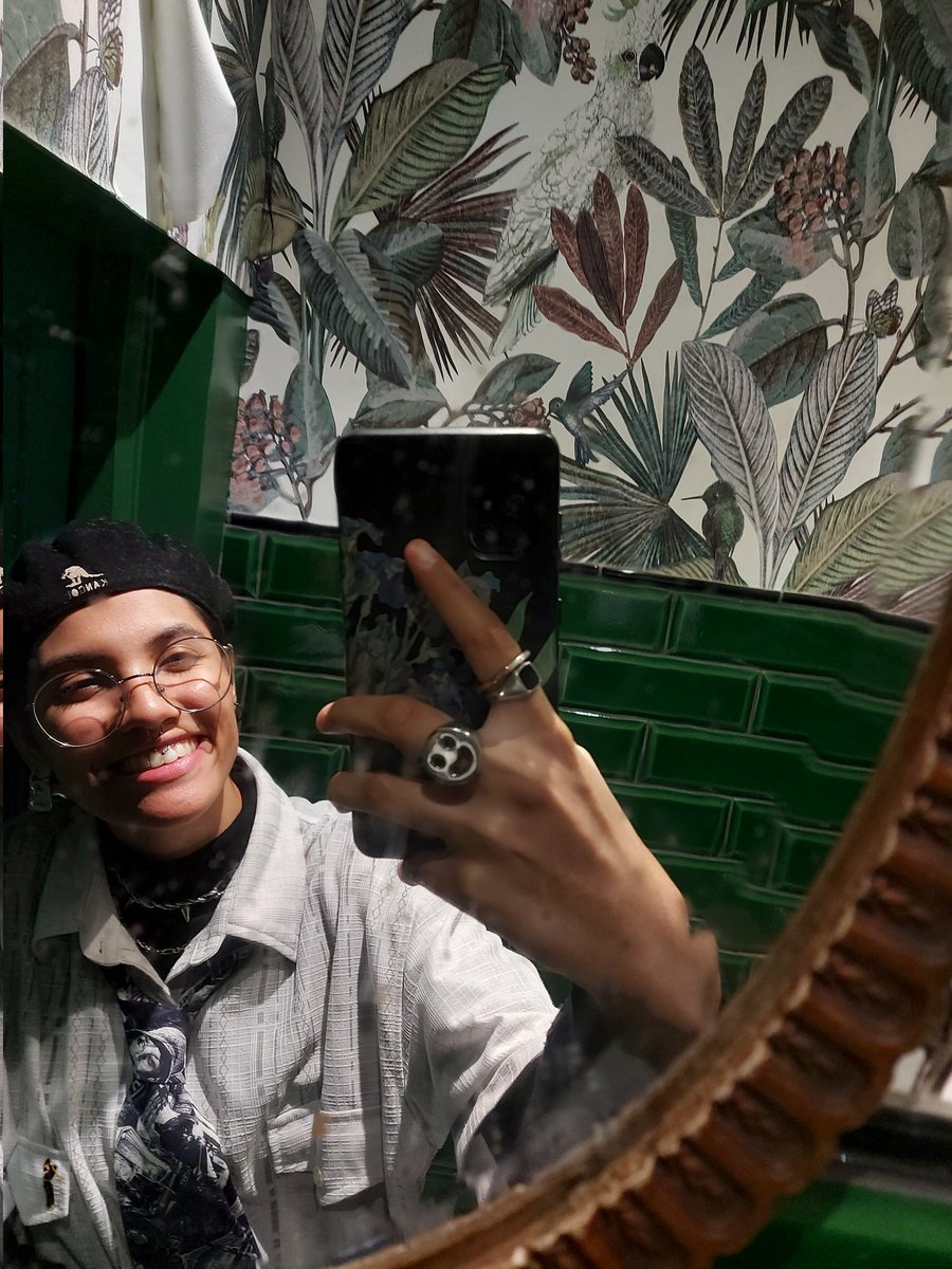 Chloextenuee's tweet photo. Drunk mirror selfies pour changer #LgbtqiaBeYourself https://t.co/d19zdWQkYF