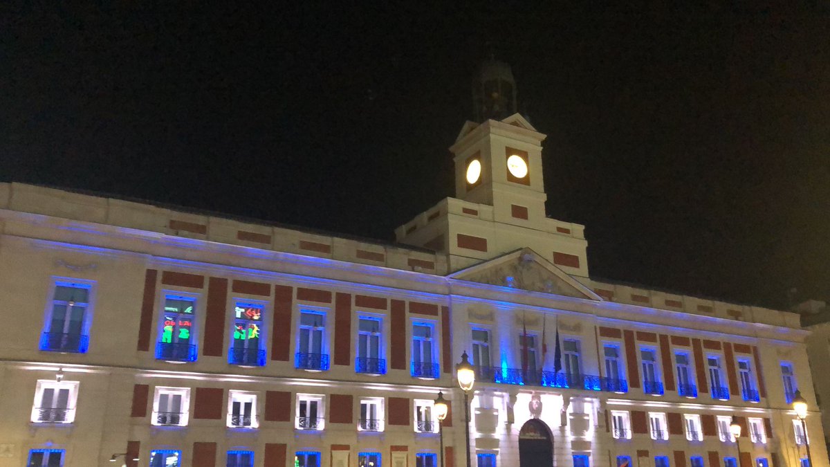 La Real Casa de Correos, sede del Gobierno de <a href="/ComunidadMadrid/">Comunidad de Madrid</a> , se ilumina con los colores de la bandera de Israel, en solidaridad por el salvaje ataque sufrido ayer.
Gracias a la Presidenta <a href="/IdiazAyuso/">Isabel Díaz Ayuso</a> por su firme compromiso en defensa de la libertad y contra el terrorismo.