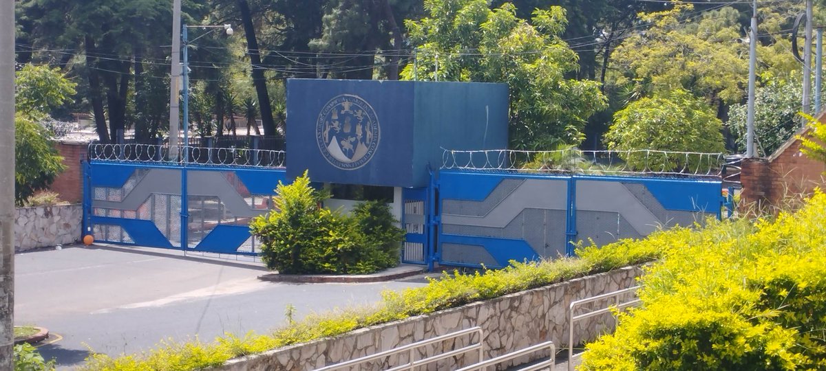 afroman1327's tweet photo. ¡Ohh, sorpresa! Vengo a la resistencia de petapa y me encuentro con la nueva USAC.
Portones con soldaduras y razor.
Bienvenidos a la nueva colonia privada USAC, campus central del narco Walter Mazariegos.
#TienenMiedo https://t.co/Bxk7YJq9Xe