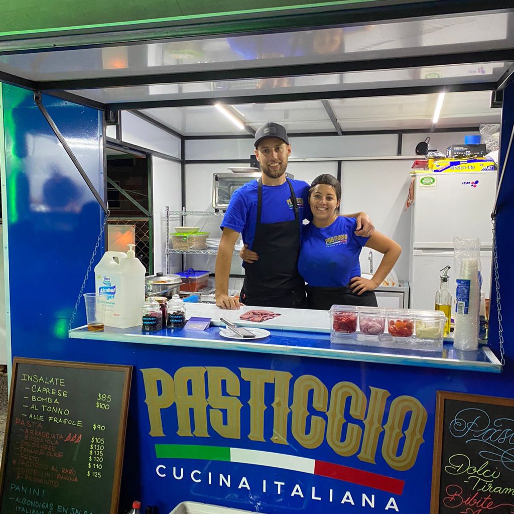 Greciaeh's tweet photo. Mi amiga Marianne muy feliz con su nuevo emprendimiento, siempre con su cara de pilla y muy feliz! Muy rico, muy sabroso todo! 100% recomendado Pasticcio! 💙🇮🇹🍝 https://t.co/ex1eD6jxwT