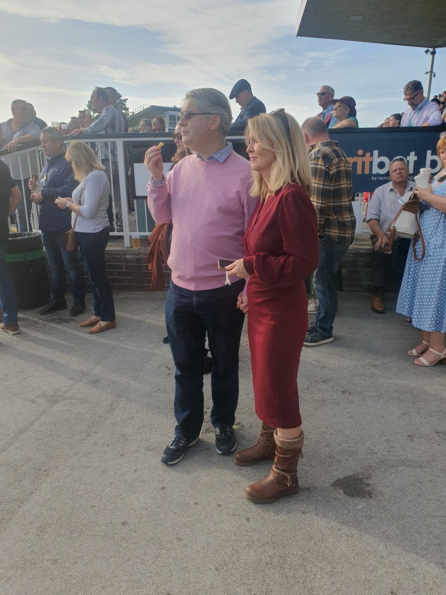 PhillH71's tweet photo. @GBNEWS @EstherMcVey1 Taking in the action today at Uttoxeter races. https://t.co/wNnb3VdLVE