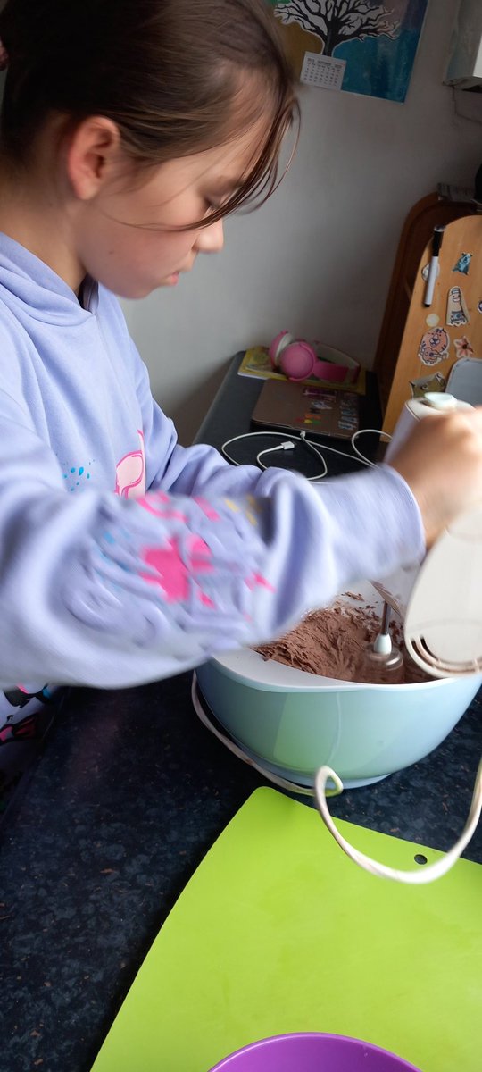 sarah104smith's tweet photo. @Hadrian_Park #HPPS5BTerrificToucans 
For her homework she made Hibernation Cupcakes hiding gingerbread men inside her cakes. They were delicious and she's got one each for Mrs Anderson and Mrs Corbridge which she'll bring into school tomorrow https://t.co/BG3nZNEGea