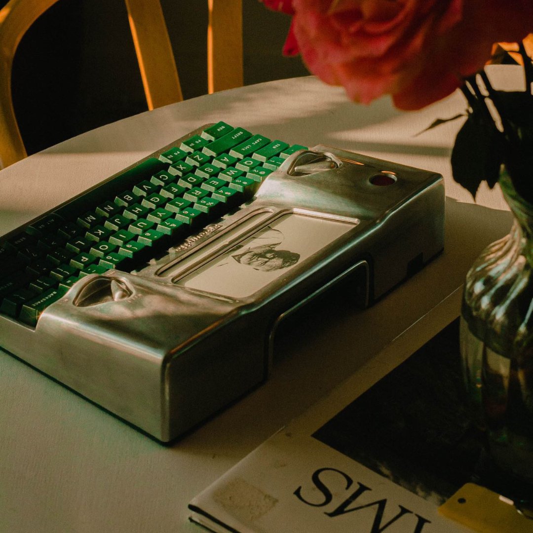 getfreewrite's tweet photo. Those green keys. ๐ ๐ธ: @chaseyi_
#FreewriteFam #Hemingwrite #writers https://t.co/GACfJsU3zU