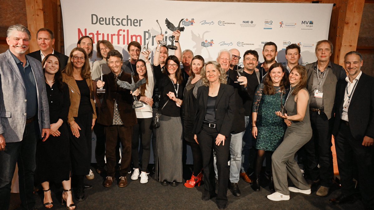 Der Deutsche NaturfilmPreis 2023 wurde gestern Abend verliehen!!! 🏆🥳 Herzlichen Glüchwünsch an unsere Preisträgerinnen und Preisträger: deutscher-naturfilm.de/deutscher-natu…
#deutschenaturfilmstiftung #deutschernaturfilmpreis #darßernaturfilmfestival