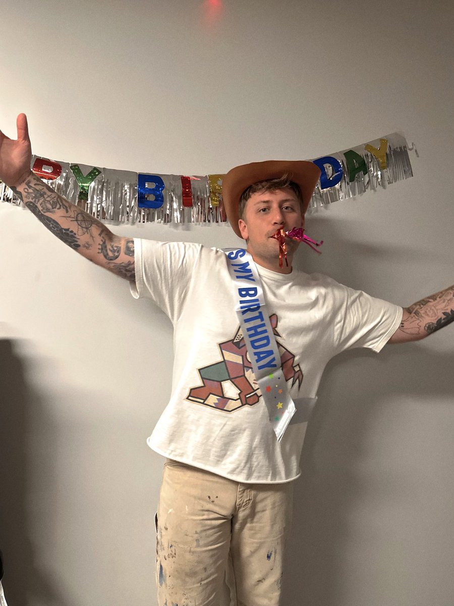 KayzoMusic's tweet photo. IT’S MY BIRTHDAY BYEEEEEE https://t.co/Hu3t20b8JU
