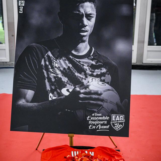 lequipe's tweet image. Plus de trois ans après le décès dans un accident de la route de leur fils Nathaël Julan, attaquant de Guingamp, ses parents vivent dans le doute et contestent le versement d'une partie de l'héritage à sa compagne. Une audience se tient à Nanterre lundi. ow.ly/sFqY50PUnHL