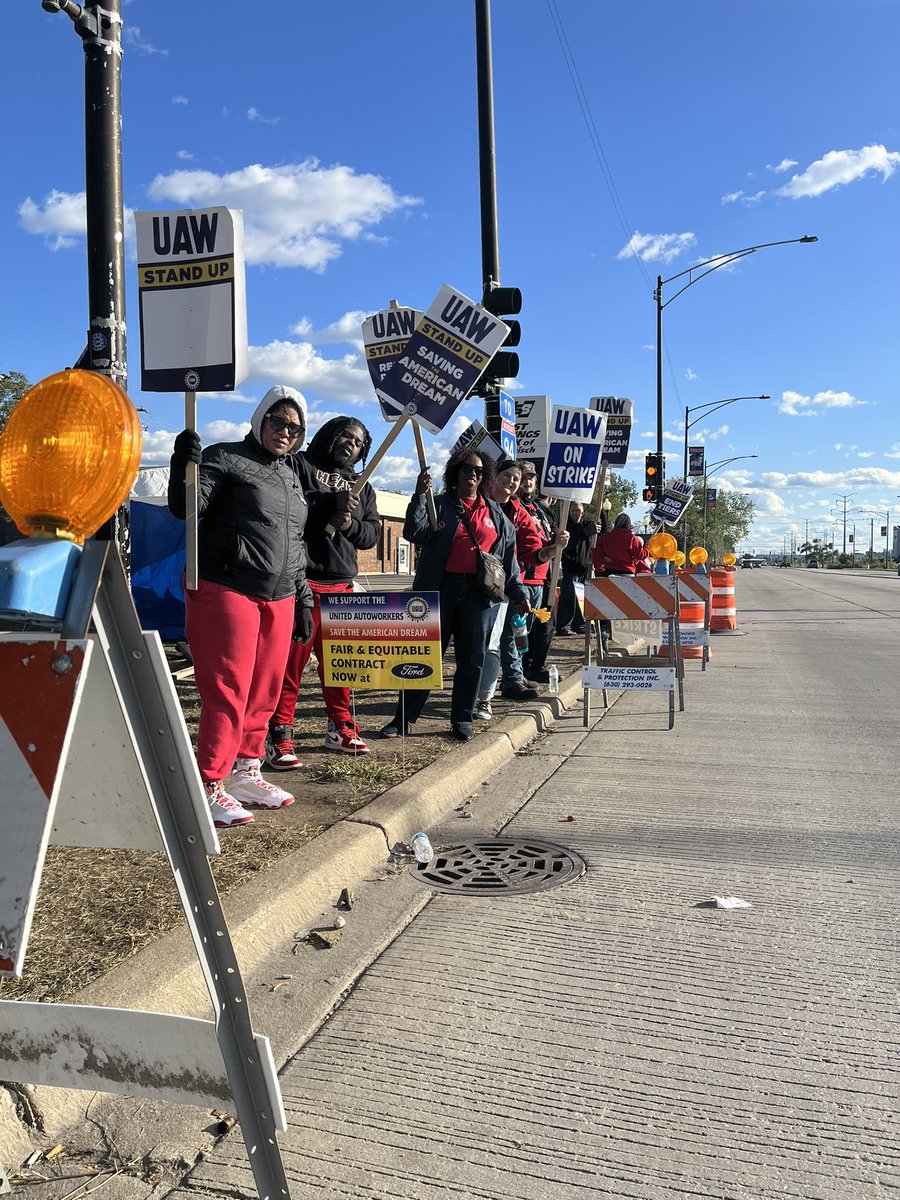 UnionWorkersLAC's tweet photo. #NOLSW joined our @uaw.union siblings yesterday! Auto workers deserve a fair contract and just transition to EVs. It’s past time that Big 3 Auto CEOs met their demands! https://t.co/XWGqUr57Rw