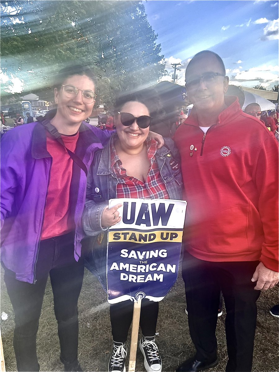 UnionWorkersLAC's tweet photo. #NOLSW joined our @uaw.union siblings yesterday! Auto workers deserve a fair contract and just transition to EVs. It’s past time that Big 3 Auto CEOs met their demands! https://t.co/XWGqUr57Rw