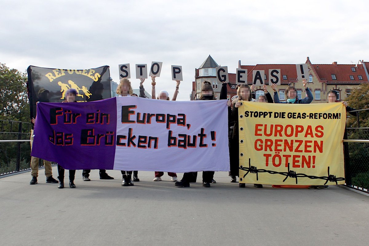 SeebrueckeEF's tweet image. Wir sagen #StopGEAS! Die EU nennt #GEAS ein „Gemeinsames Europäisches Asylsystem“, Olaf Scholz am Mittwoch noch einen „historischen Wendepunkt“. Aber die Phrasen reichen bei weitem nicht, um über das hinweg zu täuschen, worum es eigentlich geht: ...

1/5 @stopgeas @_Seebruecke_