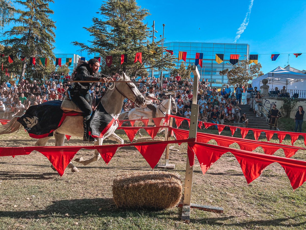 burgoscidiano's tweet photo. ¡Un #BurgosCidiano de película! ❤️

Las orillas del río Arlanzón han sido testigos un año más de las actividades más cañeras del festival

El público entregado a la valentía de guerreros, caballeros y amazonas ¡ha sido brutal! https://t.co/8XW4r22X73